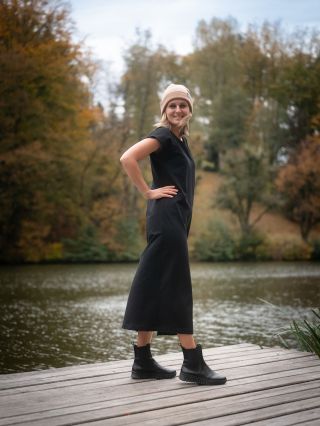 ŠATY OLÍVIE 🍁 . 💃 Elegantní a ženské – šaty Olívie od Alla Fashion! Nově i v nádherných odstínech vínové a velbloudí barvy...